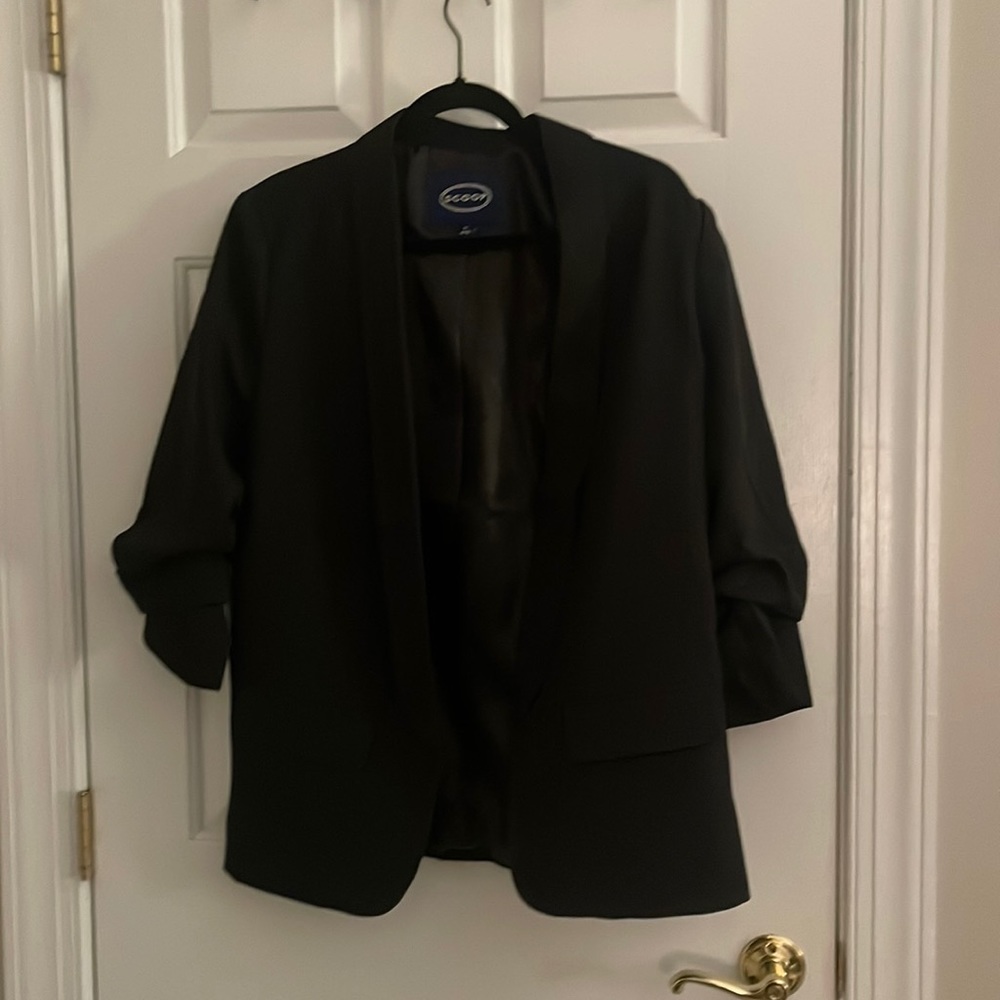 Black scrunch sleeve women’s blazer. NWT. Size M.